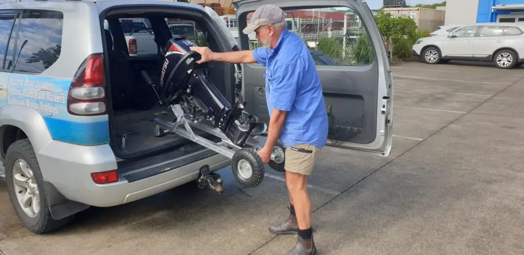 How to Transport an Outboard Motor in a Car