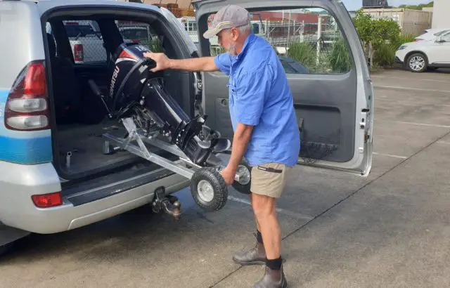 How to Transport an Outboard Motor in a Car