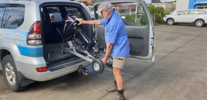 How to Transport an Outboard Motor in a Car