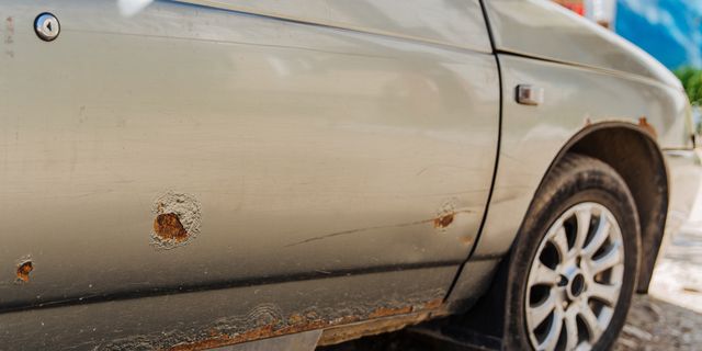 How to Remove Rust Stains from White Car Paint