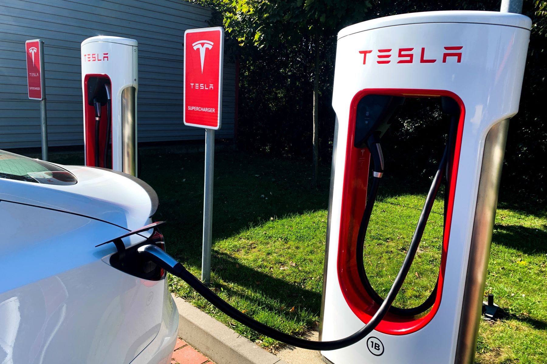 Tesla Destination Charger vs Supercharger | Tabular Guide