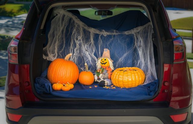 How to Decorate a Car Trunk for Halloween