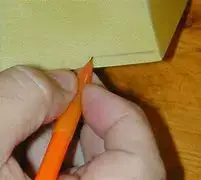 Marque y recorte las ventanas y puertas del automóvil con una regla y un lápiz.