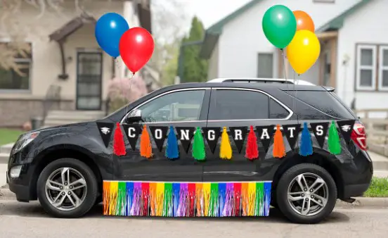 How to Decorate Car for Graduation Parade